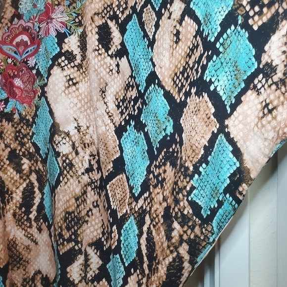SAVANNA JANE Embroidered and Colorful Snake Print 3/4 Angel Sleeve Top Sz SMALL - Picture 5 of 9